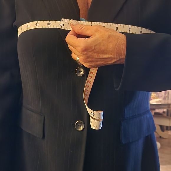 Tahari women's size 12 black pin stripped suit - Picture 5 of 5